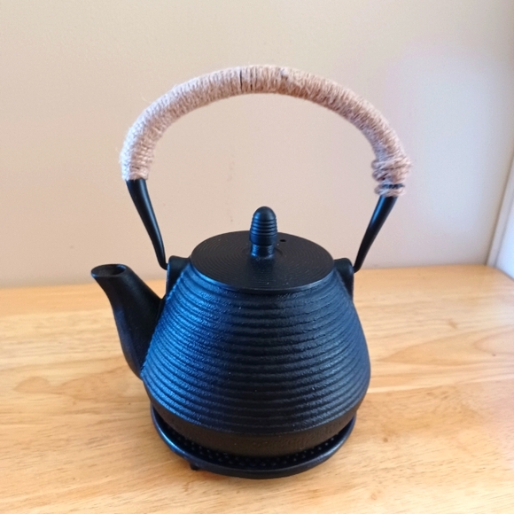 Cast Iron Japanese Tetsubin Stovetop Teapot with Trivet & Infuser - Picture 2 of 9